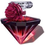 Mörkröd diamantformad parfymflaska med fasetter och blomma vid halsen.