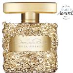 Guldfärgad parfymflaska med dekorativt blommönster och bred kork.