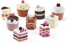 Nio verklighetstrogna bakelser är uppställda. Ally gjort i trä.