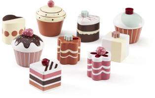 Nio leksaksbakelser i trä i olika färger