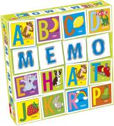 Ett memory-spel stående på högkant med bilder av bokstäver, djur och ting på framsidan.