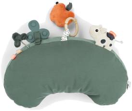 Grön aktivitetskudde för magträning med leksaker ovanpå