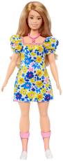 Barbiedocka med långt hår och mönstrad klänning