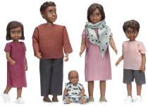 Dockhusfamilj med vuxna och barnfigurer