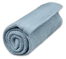 Dimblå gallerfilt i stickad bomull med luftigt hålmönster