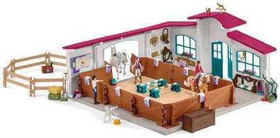 Ridarena med två leksakshästar, hoppbommar och staket för hästlek