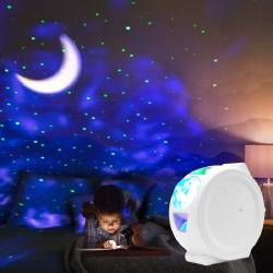 5-årig flicka ligger i sängen och tittar på en mobil i dämpat nattljus