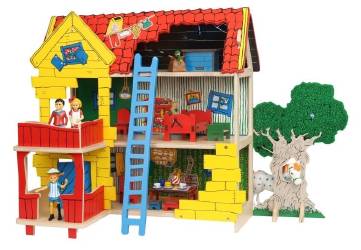 Villa Villekulla i trä för rollekar i Pippi Långstrumps värld.