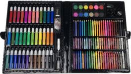 Låda som ligger öppen och är fylld med färgglada pennor, kritor, tuschpennor och vattenfärger.