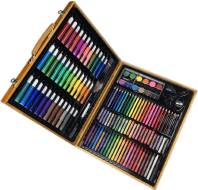 Låda som ligger öppen och är fylld med färgglada pennor, kritor, tuschpennor och vattenfärger.