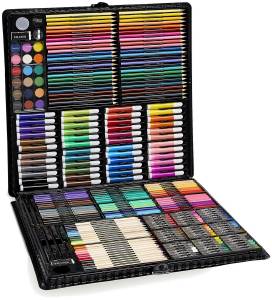 Öppen målarlåda med pennor, kritor och färger